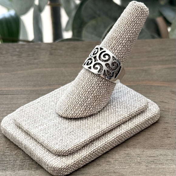 925 Sterling Silver Swirl Band Ring!  Available in Sizes 6, 7, 8, 9, 10! NEW! - Picture 3 of 3